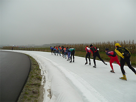 Een groep schaatsers onderweg tijdens de Raps Elfurentocht op FlevOnice