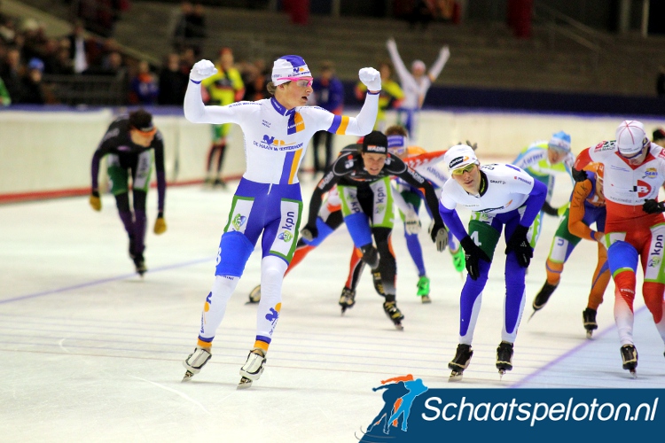 Niels Mesu wint de koppelkoers, op de achtergrond kan koppelgenoot Jan van Loon meejuichen. Aan het eind van de avond leidde de formatie van De Haan Westerhoff het klassement van de Driedaagse.