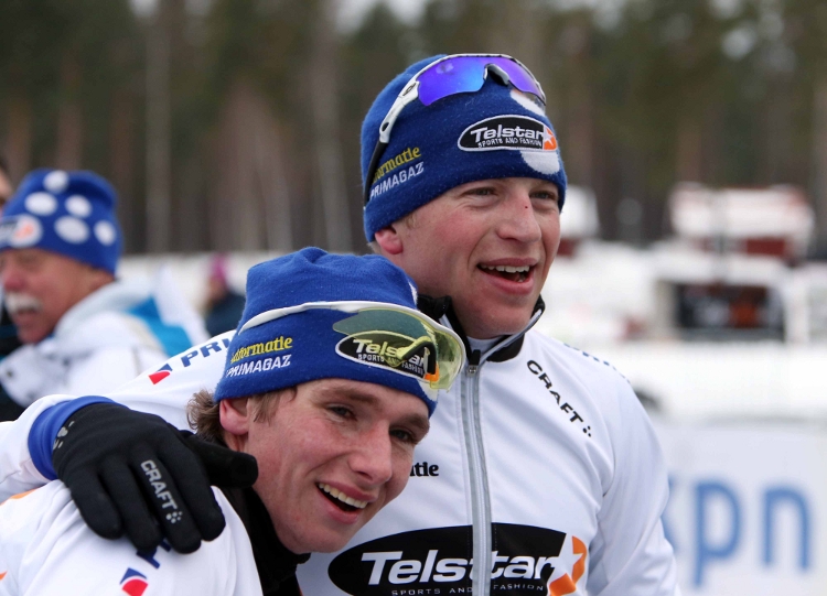 Ploeggenoten Simon Schouten (li., 2e) en Frank Vreugdenhil (re, winnaar) deelden op het Runnmeer de eerste twee plekken in de KPN Grand Prix Finale.