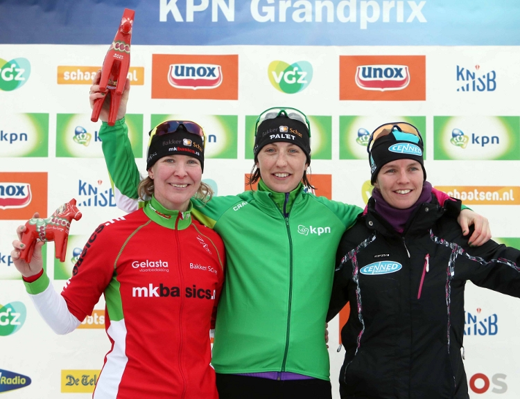 Erna Last-Kijk in de Vegte (mi.) werd in Falun gehuldigd als eindwinnares van de KPN Grand Prix. Elma de Vries (li.) en finalewinnares Carla Zielman (re.) werden twee en drie in het eindklassement.