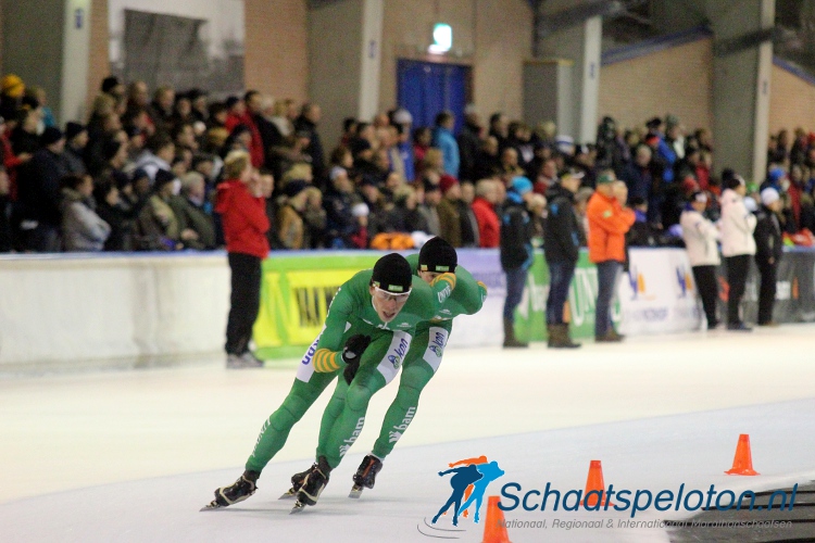 Jorrit Bergsma (BAM-Univé Schaatsteam) is onderweg naar een ronde voorsprong, in het kielzog is ploeggenoot Bob de Vries afgezakt uit het peloton voor ondersteuning