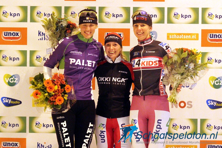 Winnares Foske Tamar van der Wal (mi.) werd op het podium geflankeerd door Wieteke Cramer (li.) en Maria Sterk (re.)