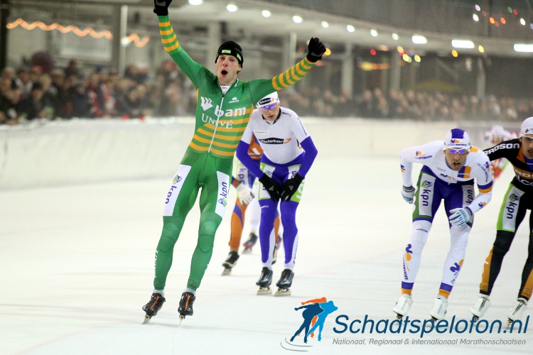 Bob de Vries won dit seizoen in Tilburg. De Vries is een van de rijders in de gelederen van het BAM-Univé Schaatsteam die kans maakt op de Nederlandse titel.