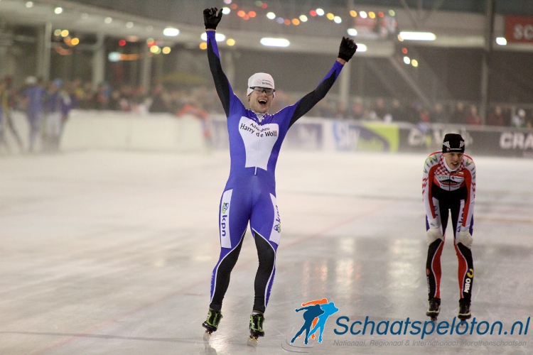 Arnt Jalvingh wint de Eerste Divisiemarathon in Tilburg, Johan Bakker weet zich geklopt.