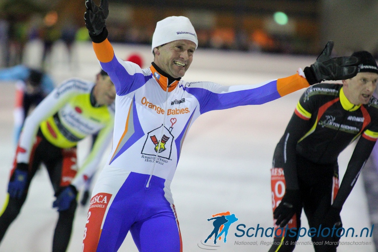 René van der Meulen komt als winnaar over de meet, achter hem zijn André Klompmaker (re.) en Albert Bakker (li.) geklopt.