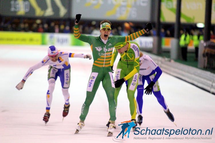 Ingmar Berga wint de eindsprint en mag juichen als kampioen van Nederland.