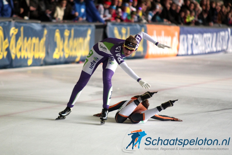 Lisanna Soemanta komt ten val en neemt in haar val Rixt Meijer mee. Soemanta wordt gedeklasseerd en Meijer is de nieuwe marathonkampioene van Nederland.