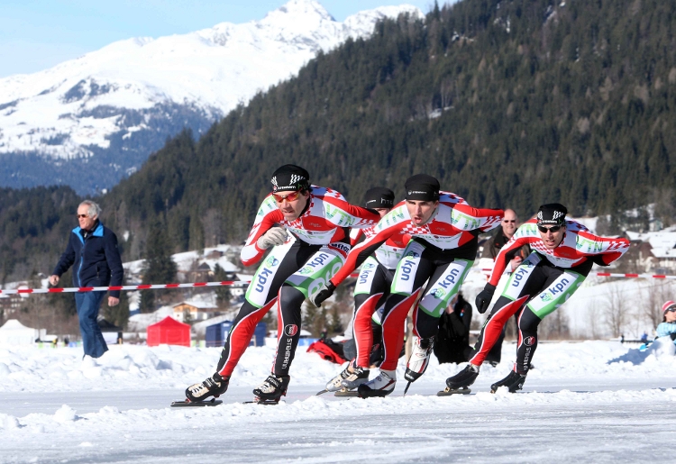 Team Brabant snelt op de Weissensee naar de winst in de ploegenachtervolging.