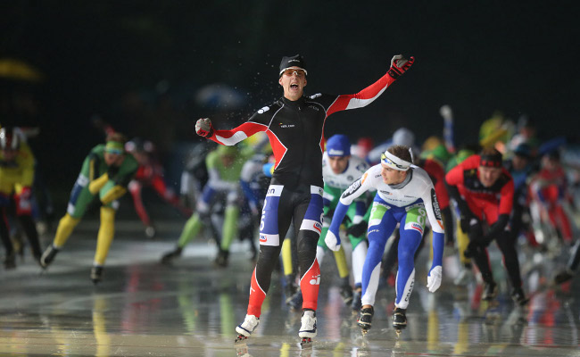 Evert Hoolwerf mag juichen, hij wint de massasprint in de eerste Eerste Divisiewedstrijd.