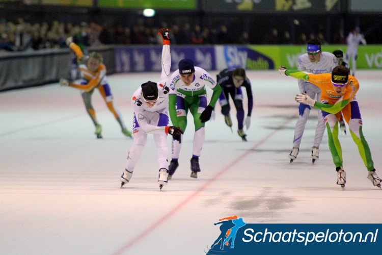 Evert Hoolwerf (in het wit) drukt zijn schaats net iets eerder over de eindstreep dan Thom van Beek (in het oranje)
