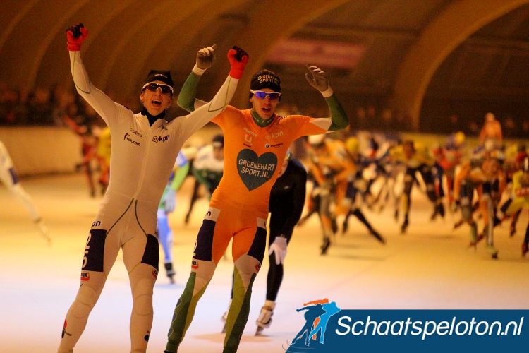 Evert Hoolwerf en Thom van Beek juichen, de finishfoto zal aantonen dat Hoolwerf zijn finishschaats niet op het ijs heeft.
