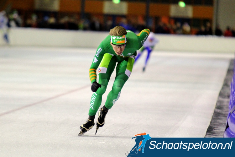 Jorrit Bergsma laat op weg naar de zege in de Kwintus Nova Trophy Frank Vreugdenhil achter zich. 