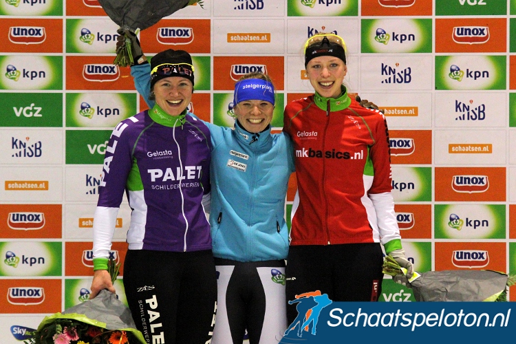 Winnares Yvonne Spigt werd op het podium geflankeerd door de nummer 2 Imke Vormeer (li.) en 3 Iris van der Stelt (re.)