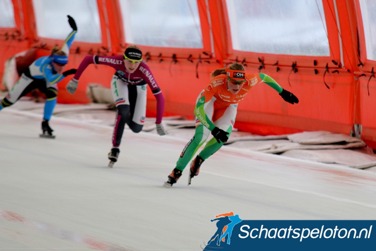 Mariska Huisman snelt naar de finish, Sharon Hendriks is op de achtergrond geklopt.