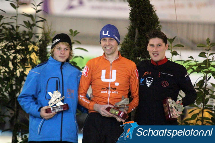 Het eindpodium van het 6-Banentoernooi met winnaar Thijs Smit geflankeerd door Rik Qualm en Christiaan Grigoleit.