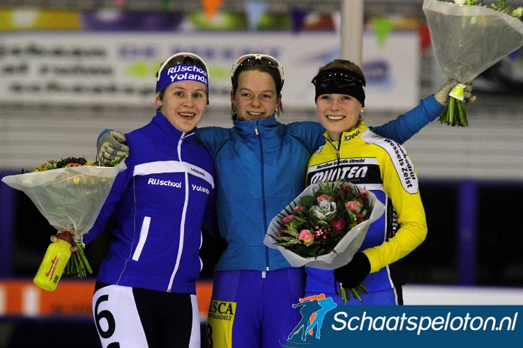 Winnares Anne Tauber op het podium geflankeerd door Liesbeth Milatz en Kirsten Velzeboer.