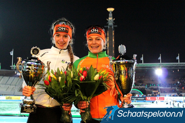 Ploeggenotes Lisa van der Geest (li.) en Mariska Huisman (re.) wonnen in het Olympisch Stadion respectievelijk de Witte en Oranje Trui. 