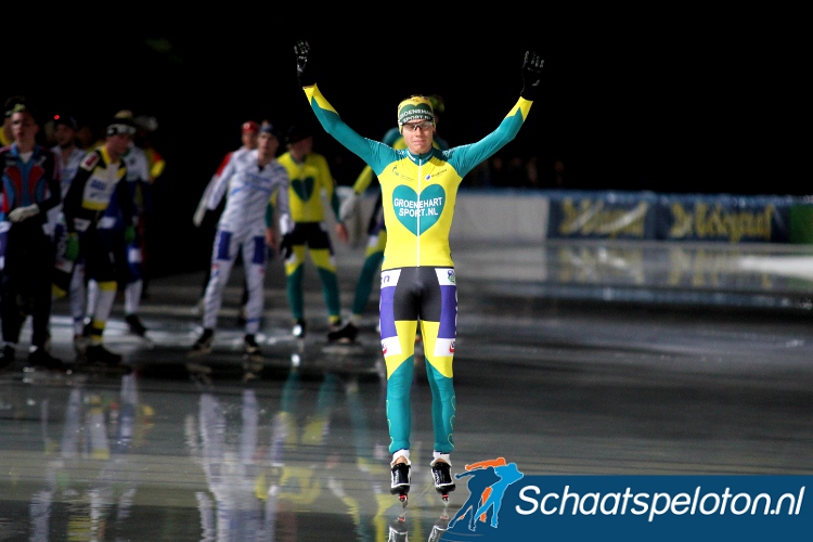 Remco Schouten mag onder toeziend oog van zijn collega's in alle rust de zege vieren. Als enige heeft hij 1 ronde voorsprong gepakt op het peloton.