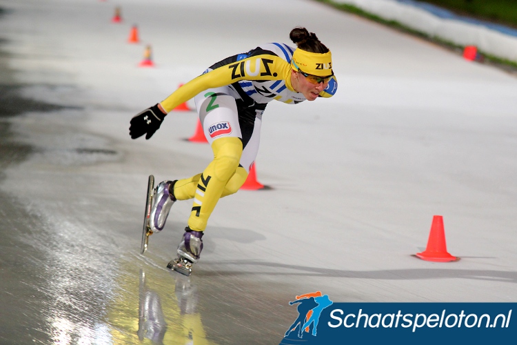 Janneke Ensing solo op weg naar de winst in de openingsmarathon van het nieuwe marathonschaatsseizoen.