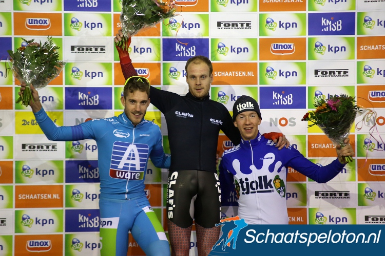 Arjan Stroetinga als winnaar op het podium vergezeld van C-A-F-schaatscoalitiegenoten Ingmar Berga en Evert Hoolwerf.