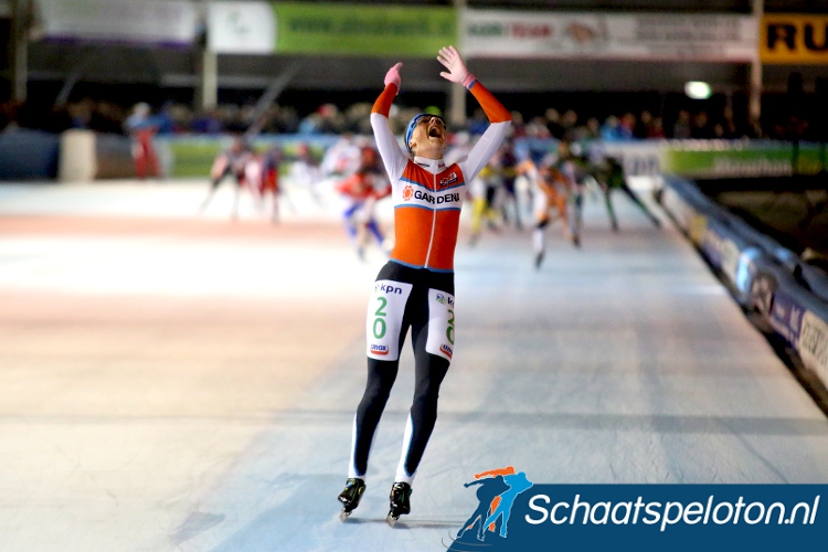 Een verbouwereerde Aggie Walsma slaat de handen ten hemel, ze heeft zojuist haar eerste landelijke marathon gewonnen. Achter haar waren de sprinters te laat.