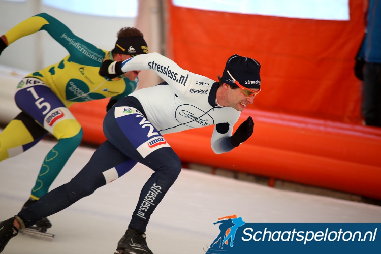 Karlo Timmerman snelt met Leander van der Geest in zijn kielzog naar de sprintwinst. 