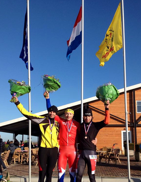 Kampioen Arjan Elferink werd op het podium geflankeerd door Arno van der Veen en Arnold Gaasenbeek.