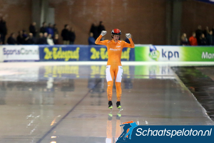 Janneke Ensing kan onbedreigd juichen, ze wint met een solo-ontsnapping de derde KPN Marathon Cup in Deventer.