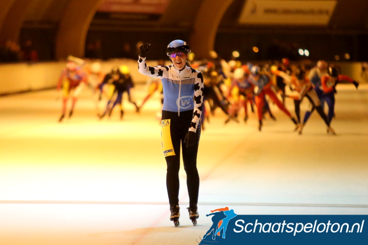 De in de finale ontsnapte Elske Lenis mag haar zege bejubelen. Het peloton is achter haar geklopt.