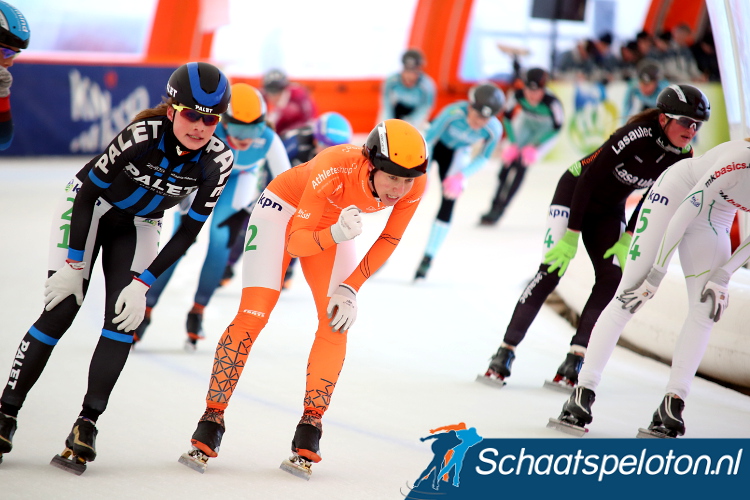 Janneke Ensing komt als winnares uit de schaatstunnel tijdens de negende KPN Marathon Cup in Rotterdam.