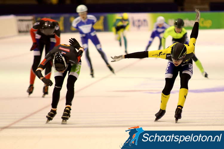 Simon Borsen drukt zijn schaats net iets eerder dan Timo Verkaaik over de streep en wint de Beloftenwedstrijd in Heerenveen.