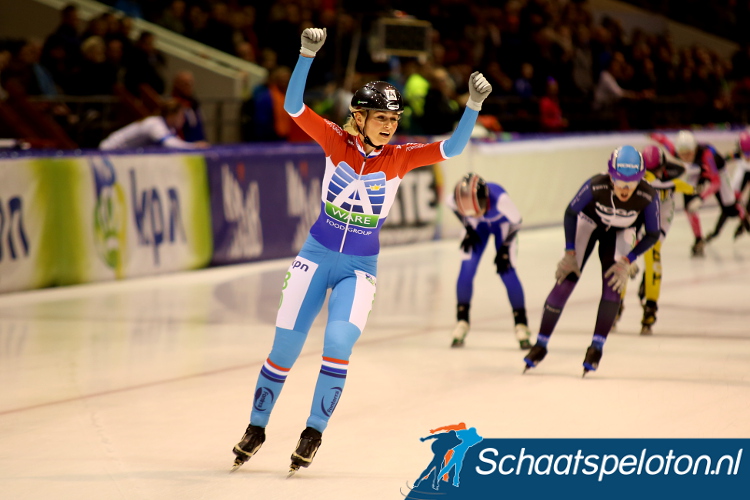 Irene Schouten won na een lange achtervolging na een val in het begin van de wedstrijd en hield Ivanie Blondin (Canada) achter haar. 