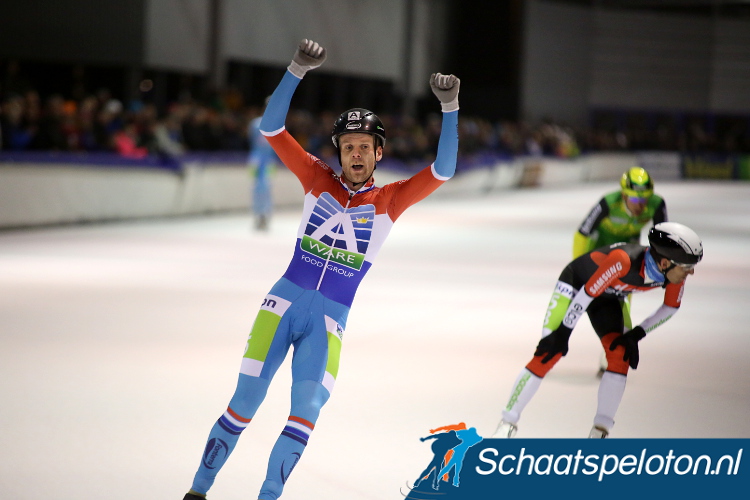 De honderdste Schaatsmarathon van Alkmaar is gewonnen door Arjan Stroetinga (Royal A-ware/Fonterra).