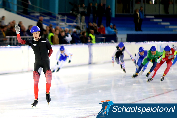 Arjan Stroetinga is oppermachtig in de finale Mass-startcompetitie, Bart de Vries (re.) finisht als tweede en pakt de eindwinst.