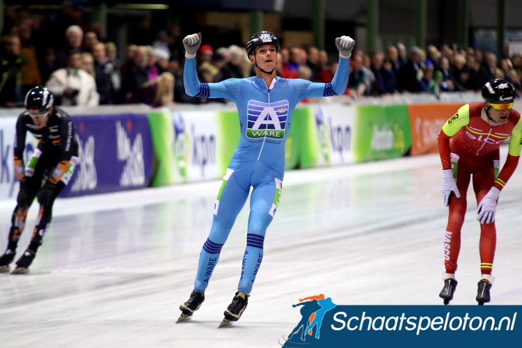 Simon Schouten won vorig seizoen in een sprint van een grote kopgroep.