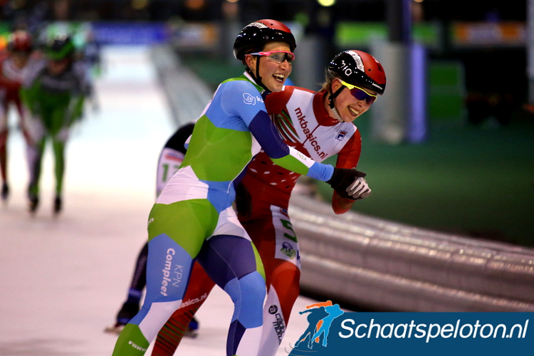 Francesca Lollobrigida en Iris van der Stelt vieren hun tweede een-tweetje op rij met een voorzichtige danspas na de finish.