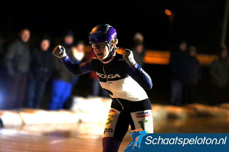 Carla Ketellapper-Zielman komt als winnares uit de donkere avond. 