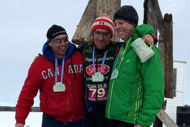 Winnaar van de Sylvan Lake Ice Marathon Brian McArthur werd op het podium geflankeerd door nummer twee Rick Dijkstra en drie Scott Anderson.