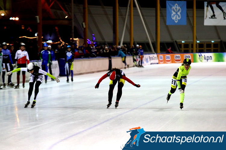 Melissa van Pierre (re.) wint de sprint om de zege van medevluchtsters Manon Gremmen (mi.) en Lianne Burger (re.) die twee en drie worden.