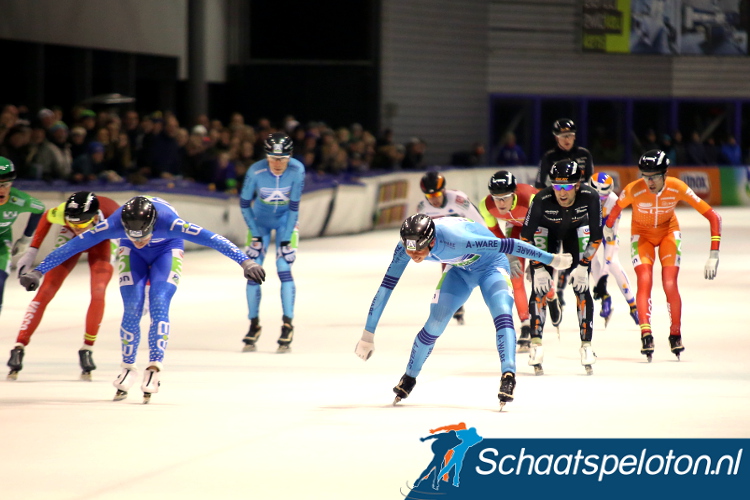 Simon Schouten drukte zijn schaats met twee duizendste net iets eerder dan Niels Mesu over de streep.
