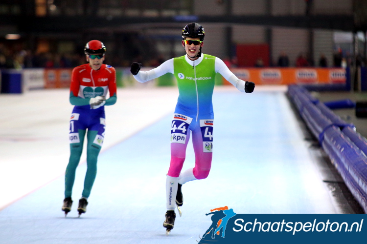 Joeri Klous wint, Niels Overvoorde kon alleen nog maar applaudisseren voor de winst van zijn vluchtmakker.