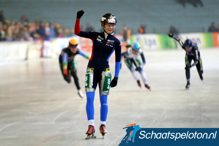 Marijke Groenewoud is haar medevluchtsters te snel af en wint het NK voor Junioren A.