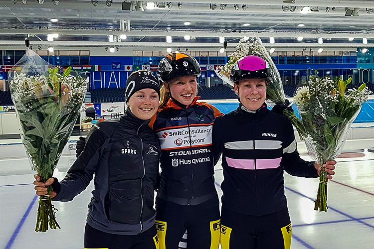 oud-landelijk rijdsters Lisanne Buurman (Sprog-Stouwdam) en Andrea Sikkema flankeerde op het podium winnares Paulien Verhaar.