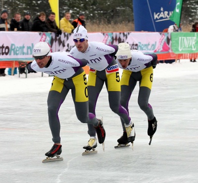 De formatie van AMI Kappers op weg naar de overwinning in de ploegenachtervolging op de Weissensee