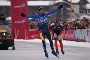 Op de Weissensee heeft Bert Jan van der Veen (midden, Time Out Sport/zwembadplein.nl) de 18e Alternatieve Elfstedentocht gewonnen. Na de klassieke 200km verwees hij in de sprint Casper Helling (rechts, InterCarParts.nl) naar de tweede plek.