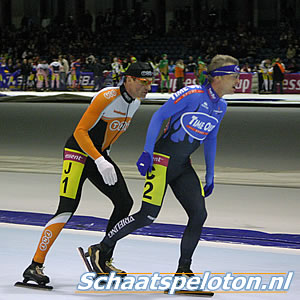 Henk Angenent (links, TNT Express) en Bertjan van der Veen (rechts, Time Out Sport) in sur place over het ijs van Thialf. Henk Angenent pakt vervolgens de zege.