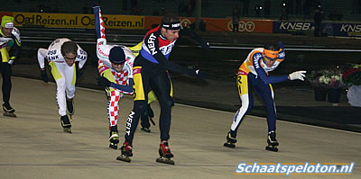 Arjan Smit (midden, Nefit HR Ketels), wint de sprint in Den Haag voor Andrès Landman (rechts, MM Guide-Regio Bank) en Yoeri Lissenberg (InterCarParts.nl).