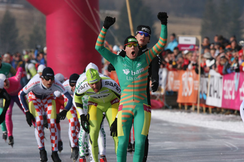 Arjan Stroetinga komt juichend over de streep bij het Open Nederlands Kampioenschap op natuurijs