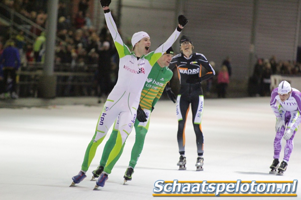 Bart de Vries (Team Windkr88) wint de sprint voor zijn broer Bob de Vries (BAM-Univé Schaatsteam), Martijn van Es (Wadro) en Jens Zwitser (AMI Kappers).