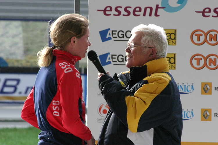 Ben Lieferink hier in zijn vertrouwde rol met winnares Elma de Vries na de Essent Cup wedstrijd in Alkmaar.